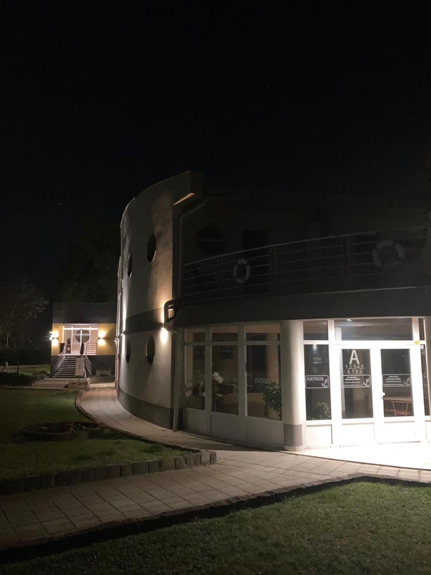 Hotel Nautilus Étterem és Panzió Dabas Exterior foto