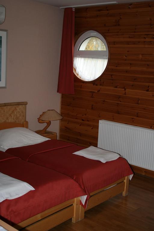 Hotel Nautilus Étterem és Panzió Dabas Habitación foto